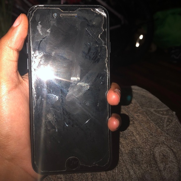 iPhone 7 - Picture 2 of 2